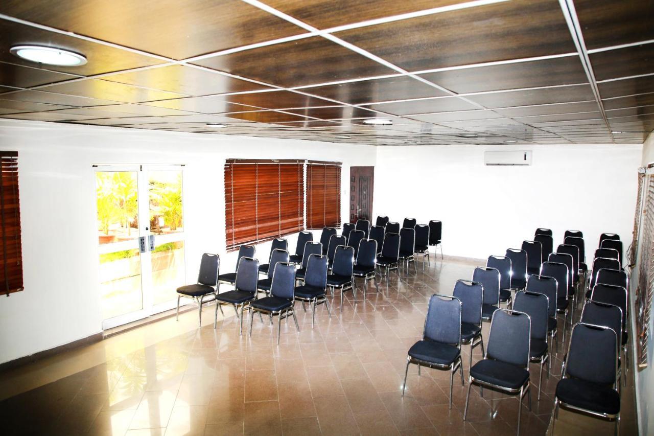 Western Dreams Hotel Abuja Buitenkant foto